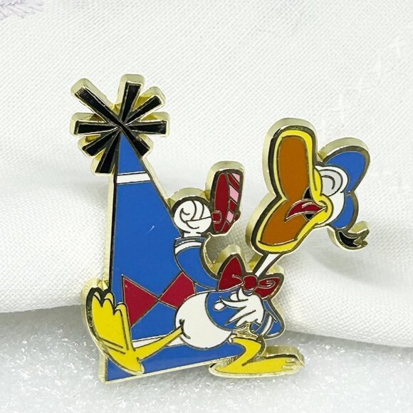 Donald Duck Disney Party Hat Collectible Enamel Pin - Picture 2 of 5